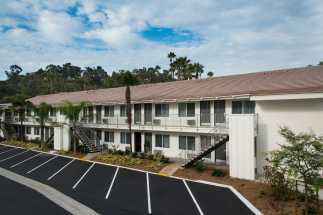 Hotel Iris San Diego - Free and ample parking is available at Hotel Iris