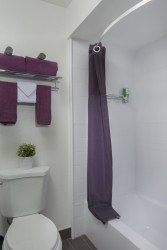 Hotel Iris - Guest Bathroom