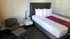 Hotel Iris - Queen Bed Room side view